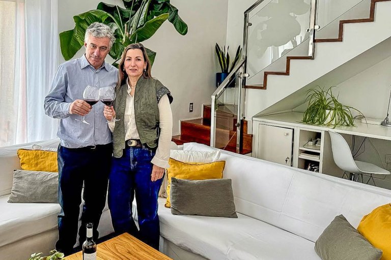 Máxima y Santiago posan en el que fue su hogar durante años, transformado hoy en «oasis rural».