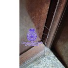 Imagen de una de las puertas con los hilos de pegamento intactos. E.M.