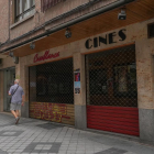 Calle de Leopoldo Cano con los cines Casablanca en imagen. -J.M. LOSTAU