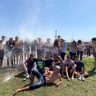 Varios estudiantes posan después de las novatadas - E.M.