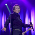 Raphael, en un momento de su concierto, ayer en el pabellón Pisuerga.-ICAL