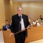 Avelino Álvarez posa con el bastón de mando de Laguna de Duero.- TWITTER PP LAGUNA