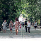 Personas disfrutando tranquilamente  del Paseo del Príncipe de Campo Grande.