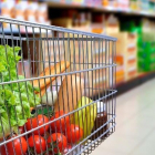 Carro de la compra con alimentos básicos. E.M.