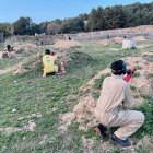 Un grupo de jóvenes participan en la batalla de ‘paintball’ que programó ayer Vallatarde. / E.M.