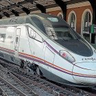 El Avant con destino Madrid durante una parada en la estación de Valladolid.