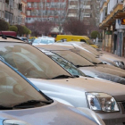 El polvo africano cubre de barro los coches en Valladolid. ICAL