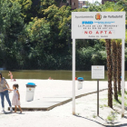 Cartel informativo en la playa de Moreras en el que pone que el agua está «no apta» para el baño.- PHOTOGENIC