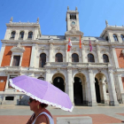 Una señora se protege del sol con un paraguas en la Plaza Mayor de Valladolid.-ICAL