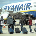 Pasajeros cogen un avión en el aeropuerto de Villanubla de Valladolid.-EL MUNDO