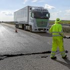 Un operario inicia los trabajos sobre el firme de la A–62, en el kilómetro 205, dirección Valladolid, en el tramo entre Tordesillas y Salamanca .-J.M. LOSTAU