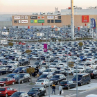 Imagen del aparcamiento exterior del centro comercial Rio Shopping en Valladolid durante el primer día de las rebajas.-J.M. LOSTAU
