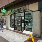 Farmacia junto al Bar Santa Lucía en la calle Santa Lucía de Valladolid. -J.M. LOSTAU