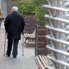Un anciano pasea por una calle de la capital vallisoletana en una foto de archivo.-PABLO REQUEJO /PHOTOGENIC