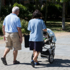Imagen de unos abuelos paseando con su nieto por las calles de Valladolid.-PABLO REQUEJO (PHOTOGENIC)