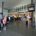 Pasajeros esperando para facturar en el aeropuerto de Villanubla.-ICAL