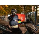 TRABAJADORES 24 H. Eloy Grande reparte con su moto comida a domicilio hasta las 00.00h con Just Eat, Glovo y Uber Eats. «Ahora tengo más pedidos porque la gente está en casa», indica. Felipe Conde es farmacéutico y explica que con el toque de queda sus clientes acuden «solo a comprar lo que es realmente una urgencia», lo que supone un descenso en las ventas de su local.- PHOTOGENIC, MIGUEL ÁNGEL SANTOS / E.M.