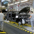 Operarios trabajando en la cadena de montaje en la fábrica de Renault de Valladolid.-J.M.LOSTAU