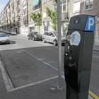 Parquímetro en una zona con estacionamiento de la ORA en el barrio Cuatro de Marzo.-J.M. Lostau