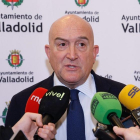 El alcalde de Valladolid, Jesús Julio Carnero, atiende a los medios. -AYUNTAMIENTO VALLADOLID