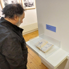 Un hombre contempla el dibujo de Dalí