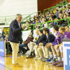 Paco García da instrucciones a su banquillo en la derrota en Ourense