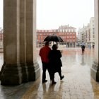 Una imagen de archivo de lluvia en la plaza Mayor de Valladolid