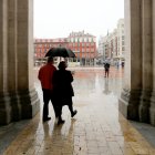 Una imagen de archivo de lluvia en la plaza Mayor de Valladolid