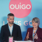 Hélène Valenzuela, directora general de Ouigo, junto al director comercial, Federico Pareja. J. M. LOSTAU