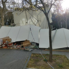 Casetas de la XXXI Feria de Artesanía de Valladolid derrumbadas debido a las fuertes rachas de viento