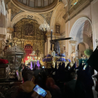 El viacrucis procesional de la cofradía de Nuestro Padre Jesús Nazareno se refugia en la Veracruz