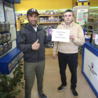 Punto mixto de venta de lotería en la calle Embajadores 90 segundo premio de lotería nacional Ángel Del Pozo y Javier Del Pozo