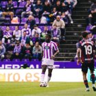 Boyomo controla el balón.