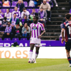 Boyomo controla el balón.