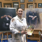 La pintora berciana Ana María Martínez posa junto a algunas de sus obras.