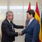 Fernández Mañueco, se reúne con el director de Estrategia de Renault Group, Josep María Recasens