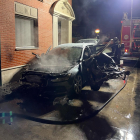 Uno de los coches particulares quemados propiedad de un guardia civil de Mojados