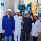 De izquierda a derecha: Jordi Escabrós de Trumpler Española S.L; Henoc Pérez, de Inescop; Antonio Domínguez, de Energy Green Gas S.L. y Mayra Lacruz, Inescop, en la planta de ensayo en Almazán (Soria).