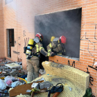Los bomberos intervienen en el incendio en el barrio de San Isidro de Valladolid