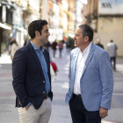 Javier Díez y Jaime Curiel, comerciantes de Valladolid en la calle Mantería