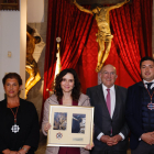 Isabel Díaz Ayuso junto al alcalde Jesús Julio Carnero y representantes de las Siete Palabras