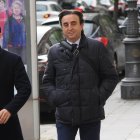 Alberto Esgueva (d) entrando al juzgado junto a su abogado.
