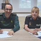 Andrés Manuel Velarde, jefe de la Comandancia de la Guardia Civil y Julia González, superintendente jefa de la Policía Municipal firman el convenio.