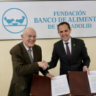 El presidente de la Diputación de Valladolid, Conrado Íscar, y el presidente de la Fundación Banco de Alimentos, Jesús Mediavilla, firman el convenio de colaboración entre ambas instituciones.
