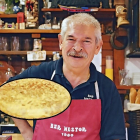 Néstor Morais, de Simancas, con su tortilla del bar Néstor de Donostia
