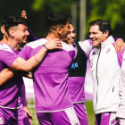 Alberto, a la derecha, en su retorno al trabajo con algunos jugadores.