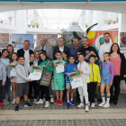 Alumnos de los colegios Virgen de Sacedón (Pedrajas de San Esteban), CEIP Miguel Delibes (Aldeamayor de San Martín) y CEIP Europa (La Pedraja de Portillo) junto con las autoridades en la presentación de las jornadas