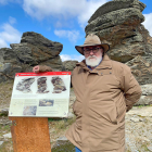 El arqueólogo Luciano Municio, frente a los grabados prehistóricos del Cerro de San Isidro, en Domingo García, Segovia.