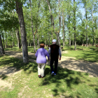 Una pareja de personas mayores pasea por el parque de la Ribera en una imagen de archivo