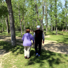 Una pareja de personas mayores pasea por el parque de la Ribera en una imagen de archivo